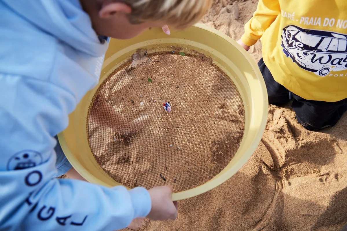 LES SABLES D'OLONNE, FRANCE - 4 NOVEMBRE 2024 : Vue générale d'un nettoyage de plage de Surfrider Foundation au Paracou avec le skipper de Biotherm Paul Meilhat (FRA) lors du pré-départ du Vendée Globe, le 4 novembre 2024 aux Sables d'Olonne, France - (Photo by Anne Beauge / Alea)