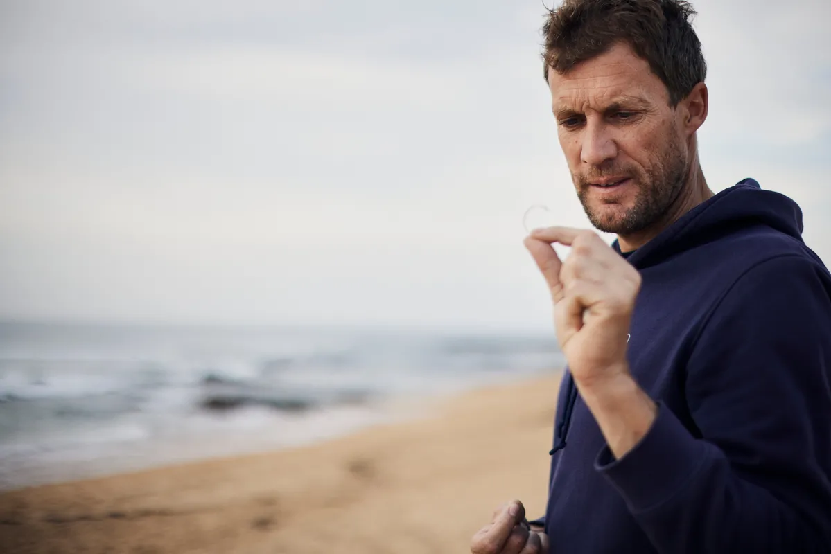 LES SABLES D'OLONNE, FRANCE - 4 NOVEMBRE 2024 : Vue générale d'un nettoyage de plage de Surfrider Foundation au Paracou avec le skipper de Biotherm Paul Meilhat (FRA) lors du pré-départ du Vendée Globe, le 4 novembre 2024 aux Sables d'Olonne, France - (Photo by Anne Beauge / Alea)