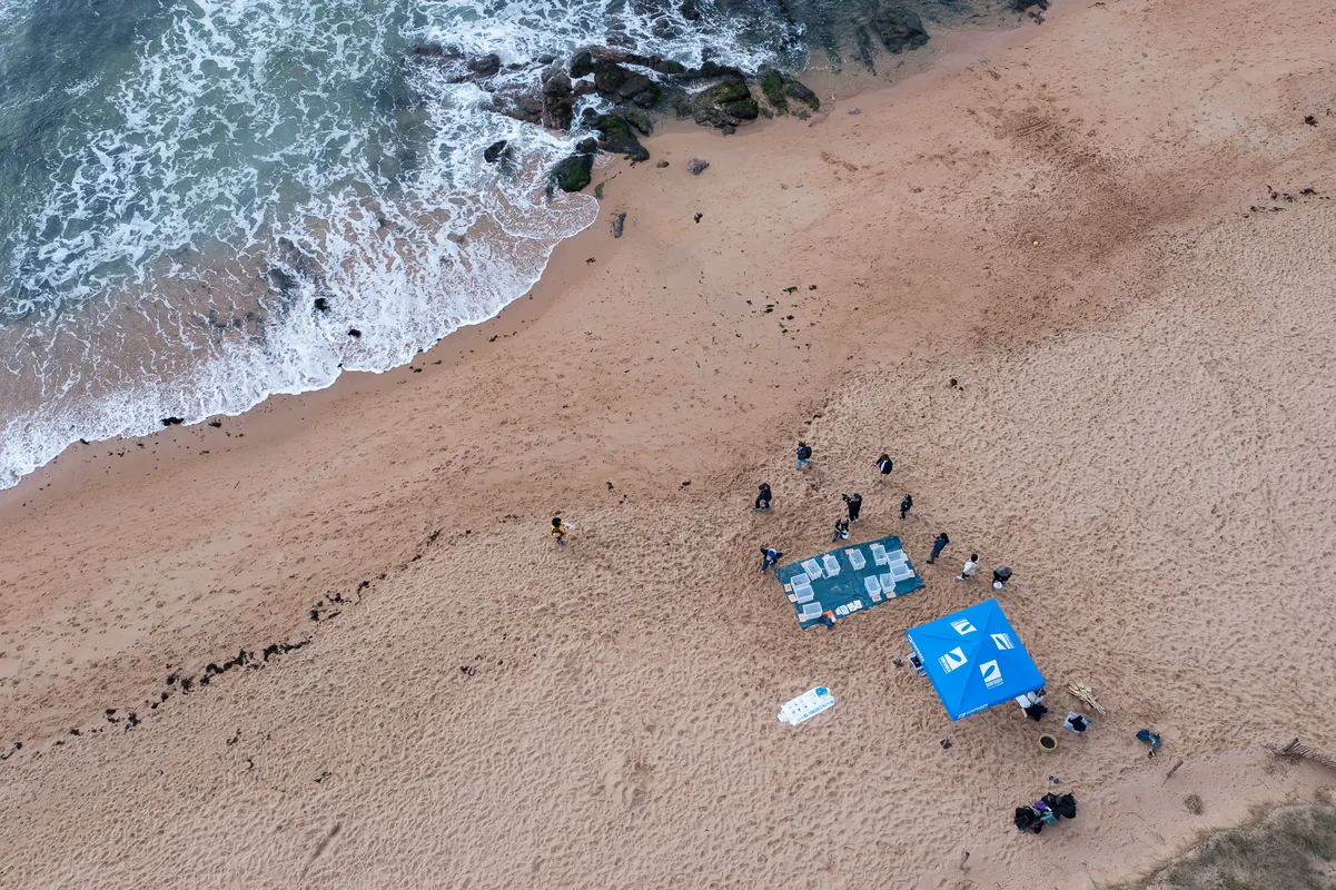 LES SABLES D'OLONNE, FRANCE - 4 NOVEMBRE 2024 : Vue générale d'un nettoyage de plage de Surfrider Foundation au Paracou avec le skipper de Biotherm Paul Meilhat (FRA) lors du pré-départ du Vendée Globe, le 4 novembre 2024 aux Sables d'Olonne, France - (Photo by Olivier Blanchet / Alea)
