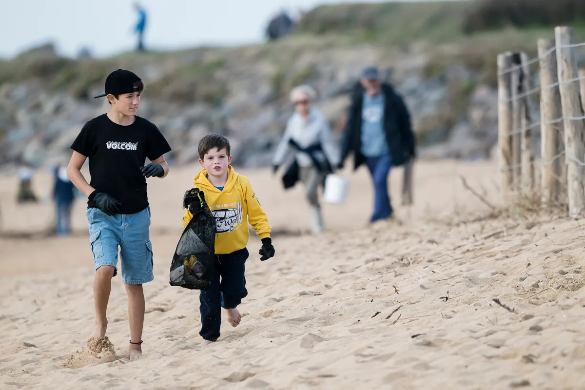 LES SABLES D'OLONNE, FRANCE - 4 NOVEMBRE 2024 : Vue générale d'un nettoyage de plage de Surfrider Foundation au Paracou avec le skipper de Biotherm Paul Meilhat (FRA) lors du pré-départ du Vendée Globe, le 4 novembre 2024 aux Sables d'Olonne, France - (Photo by Olivier Blanchet / Alea)