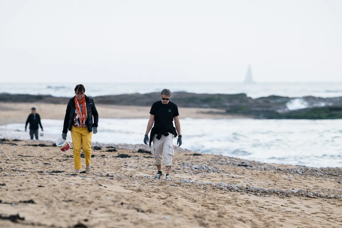 LES SABLES D'OLONNE, FRANCE - 4 NOVEMBRE 2024 : Vue générale d'un nettoyage de plage de Surfrider Foundation au Paracou avec le skipper de Biotherm Paul Meilhat (FRA) lors du pré-départ du Vendée Globe, le 4 novembre 2024 aux Sables d'Olonne, France - (Photo by Olivier Blanchet / Alea)