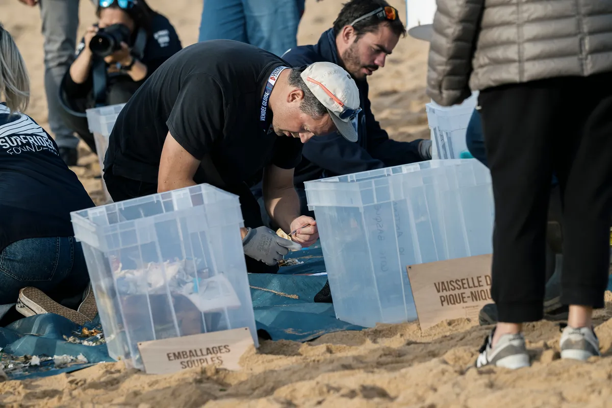 LES SABLES D'OLONNE, FRANCE - 4 NOVEMBRE 2024 : Vue générale d'un nettoyage de plage de Surfrider Foundation au Paracou avec le skipper de Biotherm Paul Meilhat (FRA) lors du pré-départ du Vendée Globe, le 4 novembre 2024 aux Sables d'Olonne, France - (Photo by Olivier Blanchet / Alea)