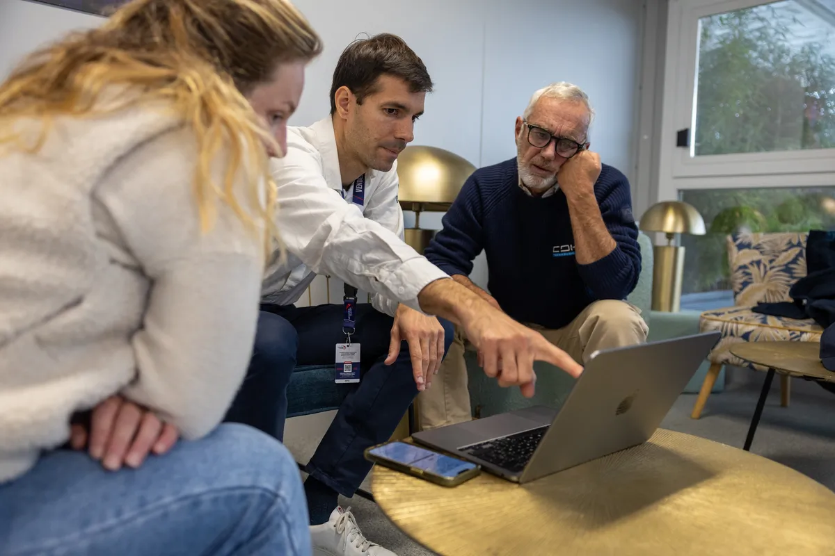 LES SABLES D'OLONNE, FRANCE - 9 NOVEMBRE 2024 : Loïck Peyron, Elodie Bonnafous et le speaker Maxime Cogny commenteront en direct le départ de la course demain lors du pré-départ du Vendée Globe, le 9 novembre 2024 aux Sables d'Olonne, France - (Photo by Jean-Marie Liot / Alea)