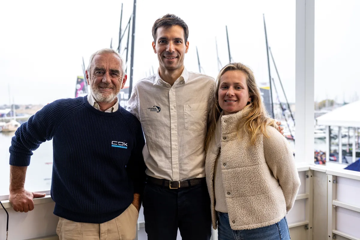 LES SABLES D'OLONNE, FRANCE - 9 NOVEMBRE 2024 : Loïck Peyron, Elodie Bonnafous et le speaker Maxime Cogny commenteront en direct le départ de la course demain lors du pré-départ du Vendée Globe, le 9 novembre 2024 aux Sables d'Olonne, France - (Photo by Jean-Marie Liot / Alea)