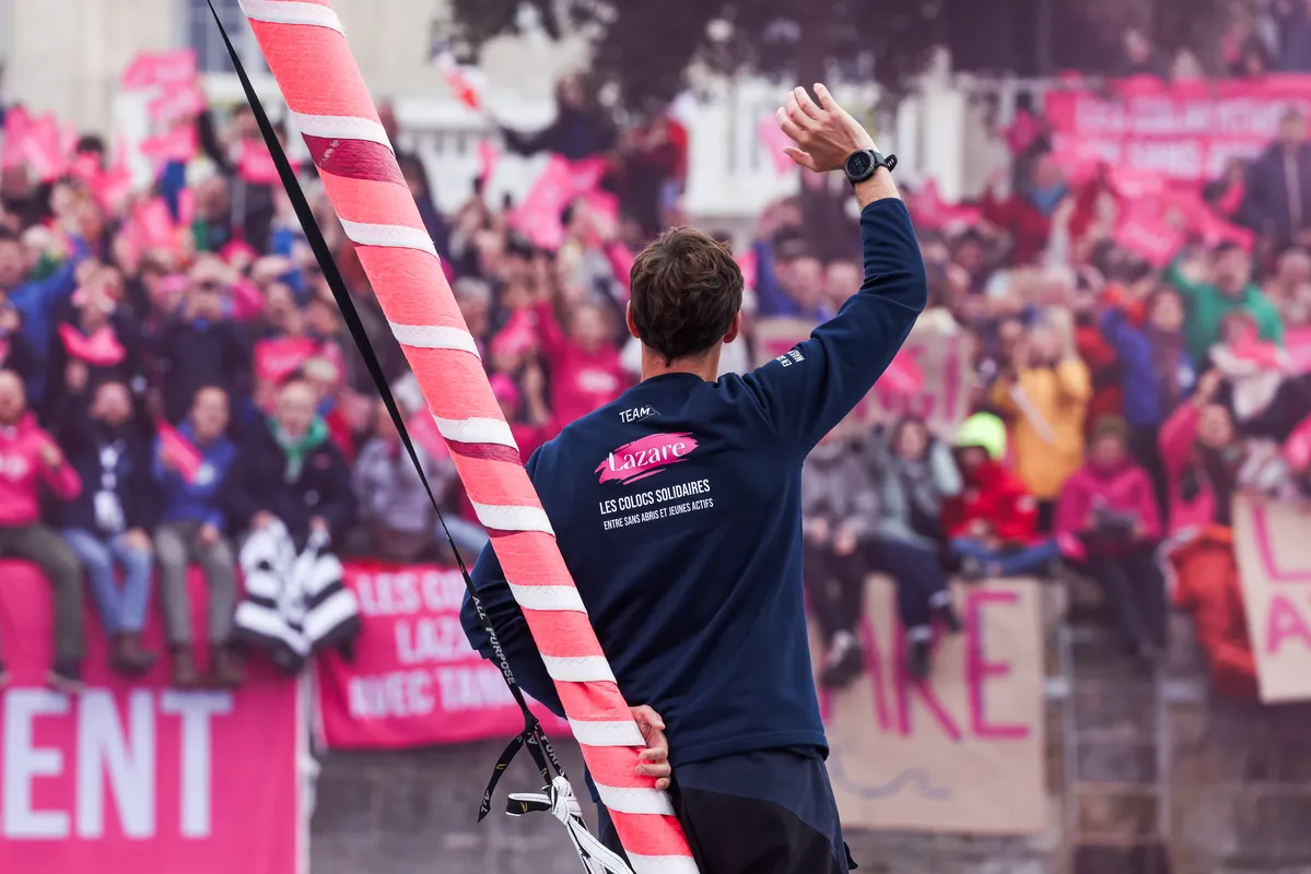 LES SABLES D'OLONNE, FRANCE - 10 NOVEMBRE 2024 : Les spectateurs sont photographiés avant le départ de la 10ème édition du Vendée Globe, le 10 novembre 2024 aux Sables d'Olonne, France. (Photo par Lloyd Images / Alea)
