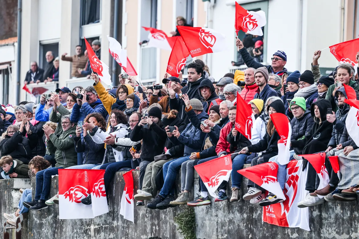 LES SABLES D'OLONNE, FRANCE - 10 NOVEMBRE 2024 : Les spectateurs sont photographiés avant le départ de la 10ème édition du Vendée Globe, le 10 novembre 2024 aux Sables d'Olonne, France. (Photo par Lloyd Images / Alea)
