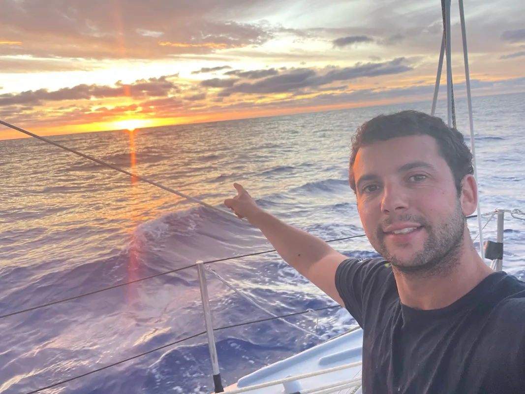 LE 27 NOVEMBRE 2024 : Photo envoyée depuis le bateau Freelance.com lors de la course à la voile du Vendée Globe le 27 novembre 2024. (Photo du skipper Guirec Soudée) Lever de soleil