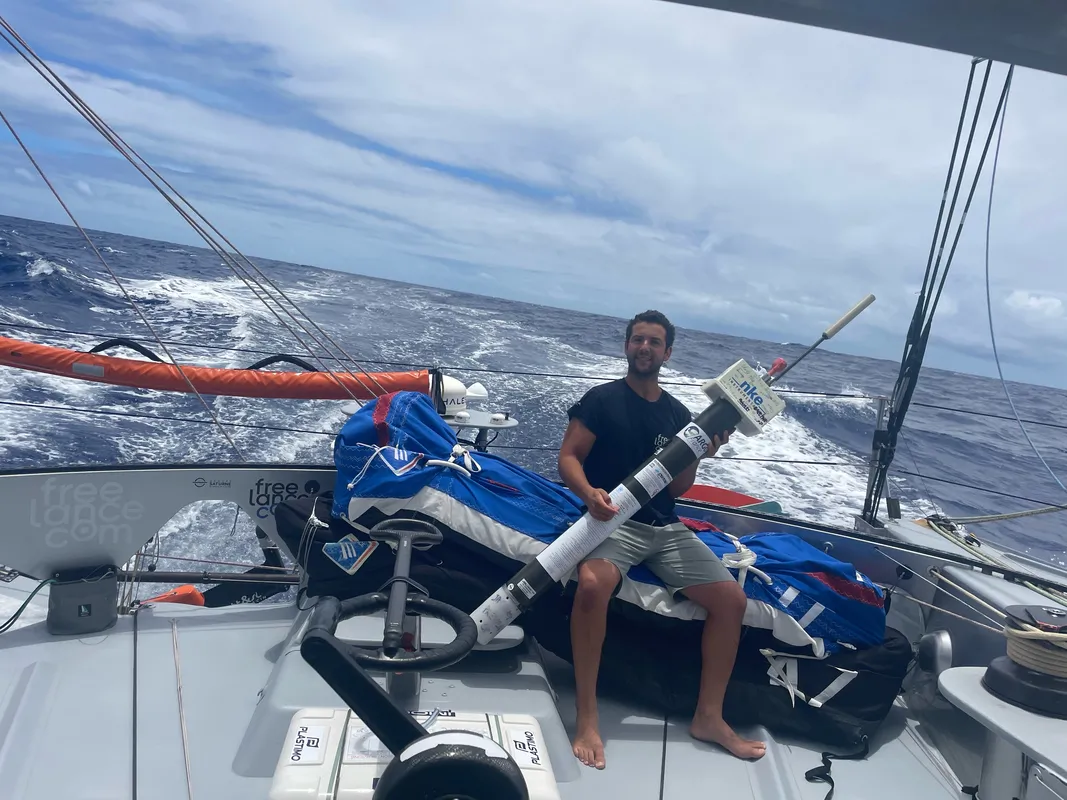 LE 29 NOVEMBRE 2024 : Photo envoyée depuis le bateau Freelance.com lors de la course à la voile du Vendée Globe le 29 novembre 2024. (Photo du skipper Guirec Soudée) Bouée NKE