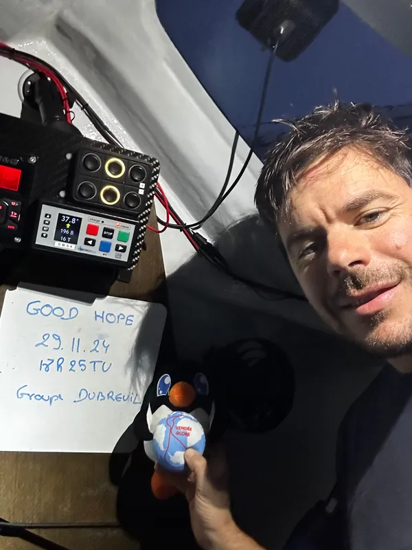 LE 29 NOVEMBRE 2024 : Photo envoyée depuis le bateau Groupe Dubreuil lors de la course à la voile du Vendée Globe, le 29 novembre 2024. (Photo du skipper Sébastien Simon) Cap de Bonne Espérance