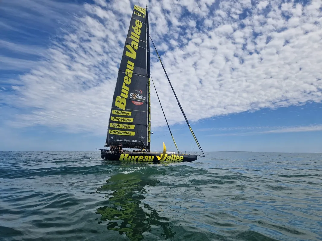COURSE, 8 DÉCEMBRE 2024 : Photo du bateau Bureau Vallée skipper Louis Burton (FRA) arrivant à Cape Town après avoir abandonné la course à la voile du Vendée Globe suite à un incident de structure, à Cape Town, Afrique du Sud, le 8 décembre 2024. (Photo par Manuel Mendes)