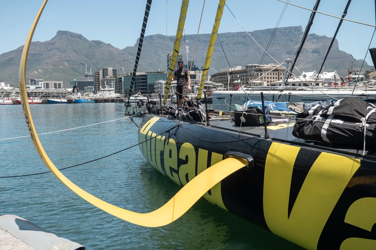 LE CAP, AFRIQUE DU SUD, 08 DÉCEMBRE 2024 : Photo du bateau Bureau Vallée skipper Louis Burton (FRA) arrivant à Cape Town, Afrique du Sud, après avoir abandonné la course à la voile du Vendée Globe pour un problème structurel le 08 décembre 2024. (Photo de Julie Bourdin)
