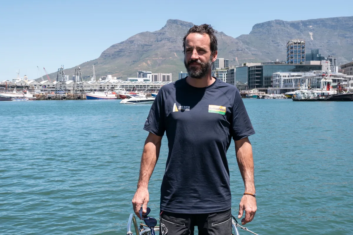 LE CAP, AFRIQUE DU SUD, 08 DÉCEMBRE 2024 : Photo du bateau Bureau Vallée skipper Louis Burton (FRA) arrivant à Cape Town, Afrique du Sud, après avoir abandonné la course à la voile du Vendée Globe pour un problème structurel le 08 décembre 2024. (Photo de Julie Bourdin)