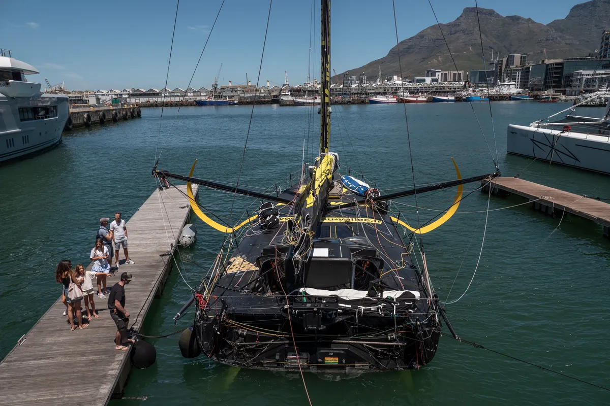LE CAP, AFRIQUE DU SUD, 08 DÉCEMBRE 2024 : Photo du bateau Bureau Vallée skipper Louis Burton (FRA) arrivant à Cape Town, Afrique du Sud, après avoir abandonné la course à la voile du Vendée Globe pour un problème structurel le 08 décembre 2024. (Photo de Julie Bourdin)