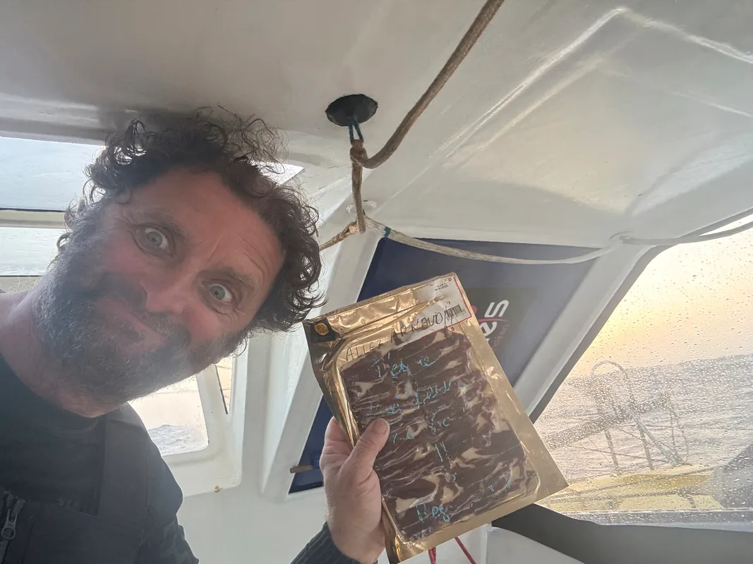 COURSE, 12 DÉCEMBRE 2024 : Photo envoyée depuis le bateau La Mie Caline lors de la course à la voile du Vendée Globe le 12 décembre 2024. (Photo du skipper Arnaud Boissières) alimentation