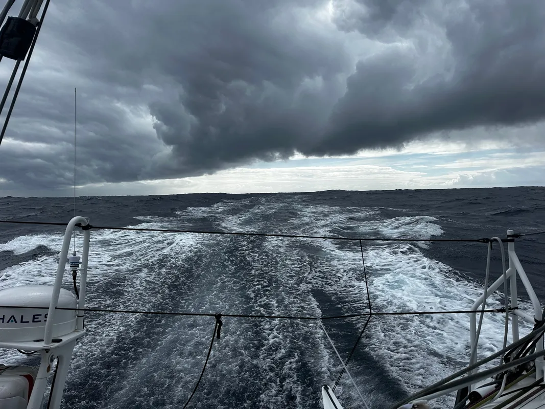 COURSE, 13 DÉCEMBRE 2024 : Photo envoyée depuis le bateau Groupe Dubreuil lors de la course à la voile du Vendée Globe le 13 décembre 2024. (Photo du skipper Sébastien Simon)