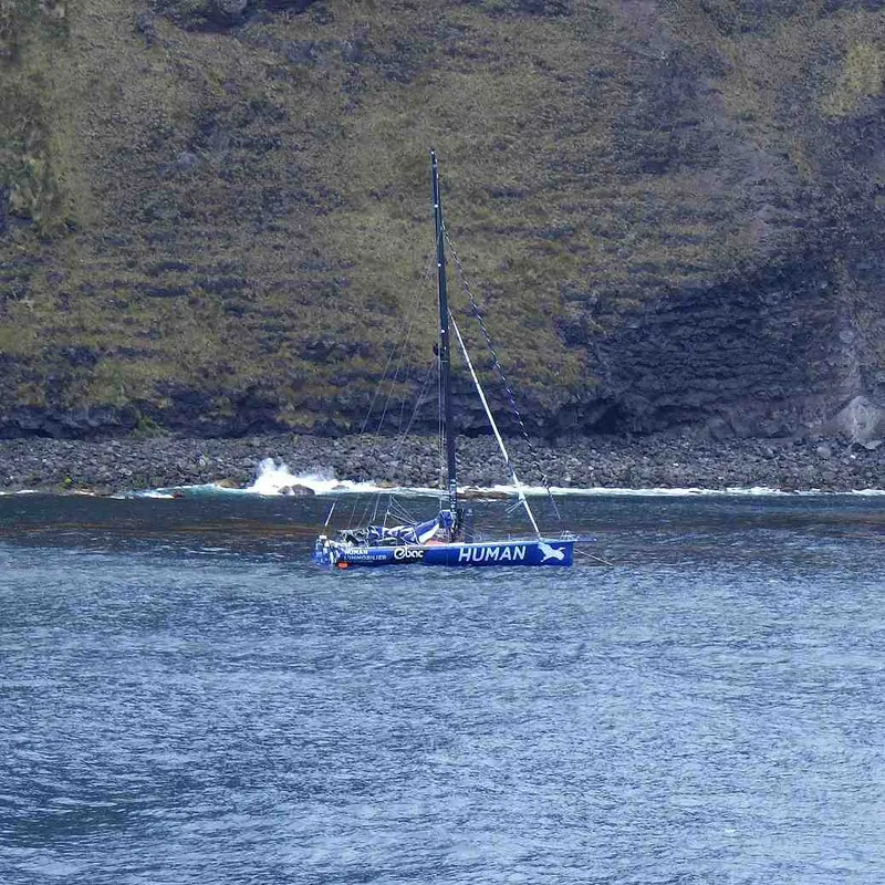COURSE, 16 DÉCEMBRE 2024 : Photo envoyée du bateau HUMAN Immobilier amarré au large de l'île St-Paul lors de la course à la voile du Vendée Globe le 16 décembre 2024. (Photo de Martin Pourtau - Contrôleur des pêches des TAAF à bord du bateau de pêche l' Austral)