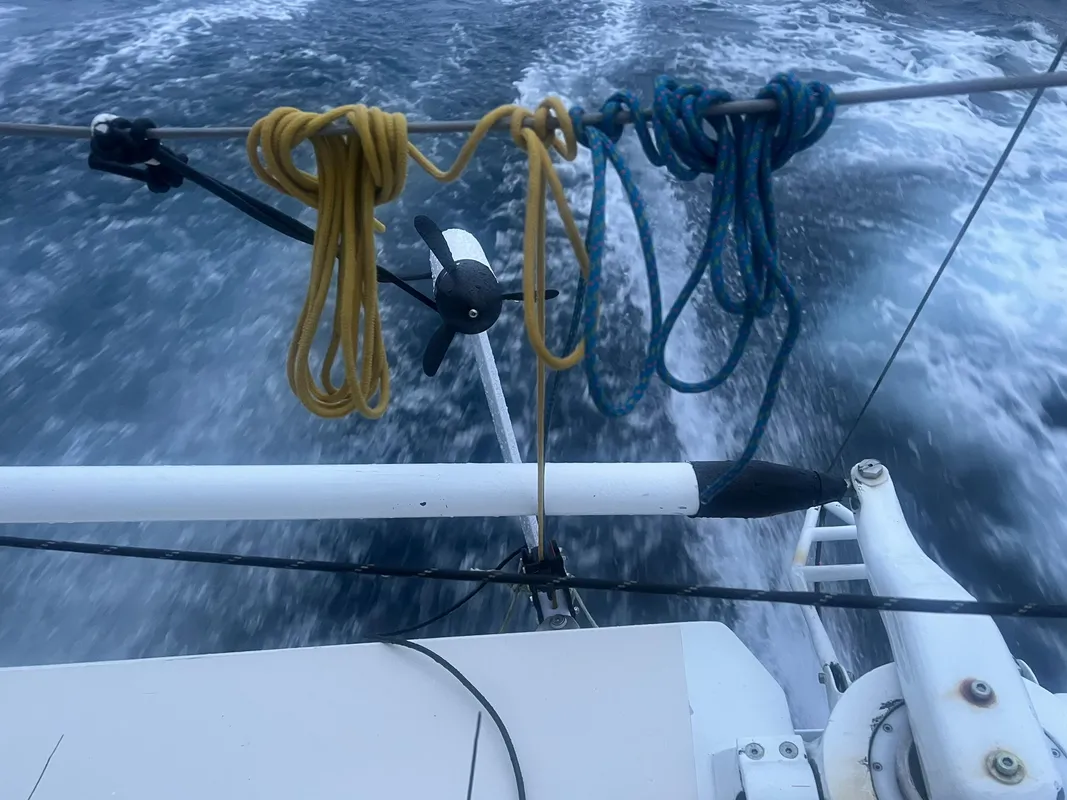 LE 17 DÉCEMBRE 2024 : Photo envoyée depuis le bateau FOUSSIER lors de la course à la voile du Vendée Globe le 17 décembre 2024. (Photo du skipper Sébastien Marsset) Hydrogénérateur