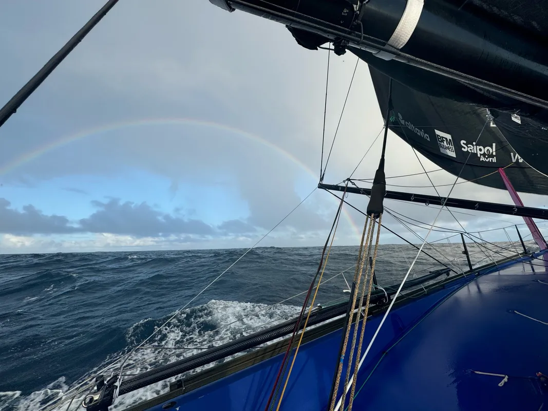22 DÉCEMBRE 2024 : Photo envoyée depuis le bateau STAND AS ONE - Altavia lors de la course à la voile du Vendée Globe le 22 décembre 2024. (Photo du skipper Eric Bellion) arc-en-ciel