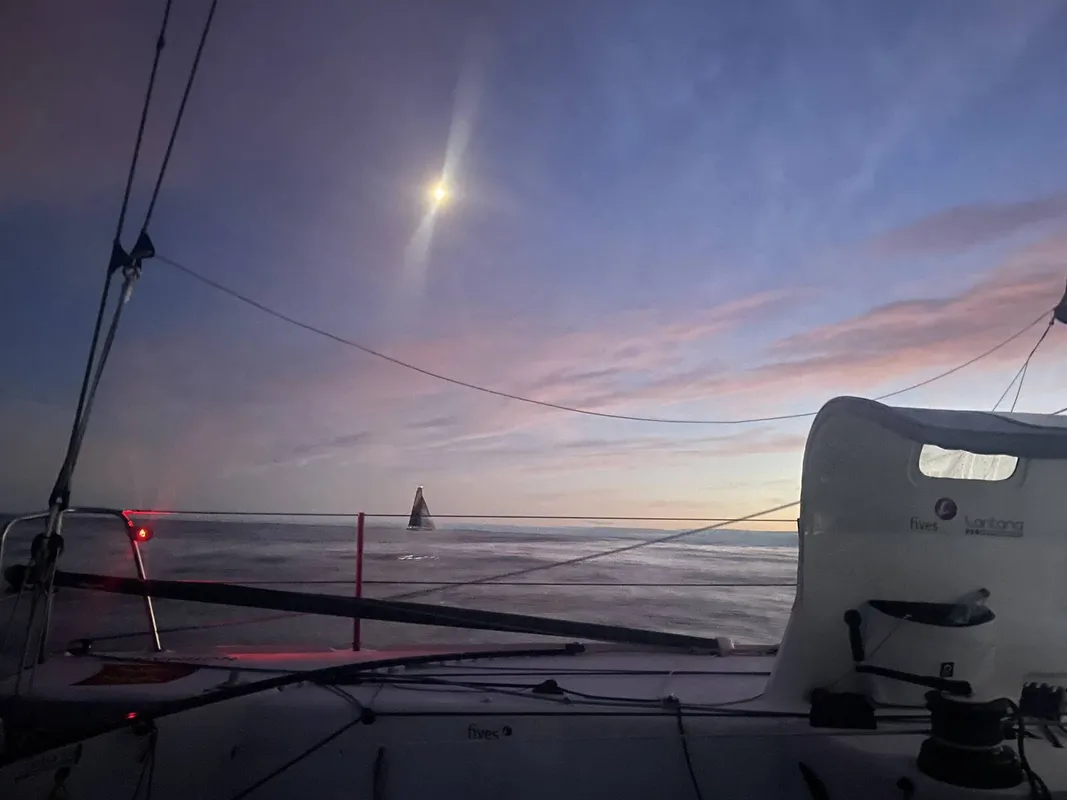 COURSE, 22 DÉCEMBRE 2024 : Photo envoyée depuis le bateau Fives Group - Lantana Environnement lors de la course à la voile du Vendée Globe le 22 décembre 2024. (Photo du skipper Louis Duc) Le skipper de FOUSSIER Sébastien Marsset (FRA) en vue