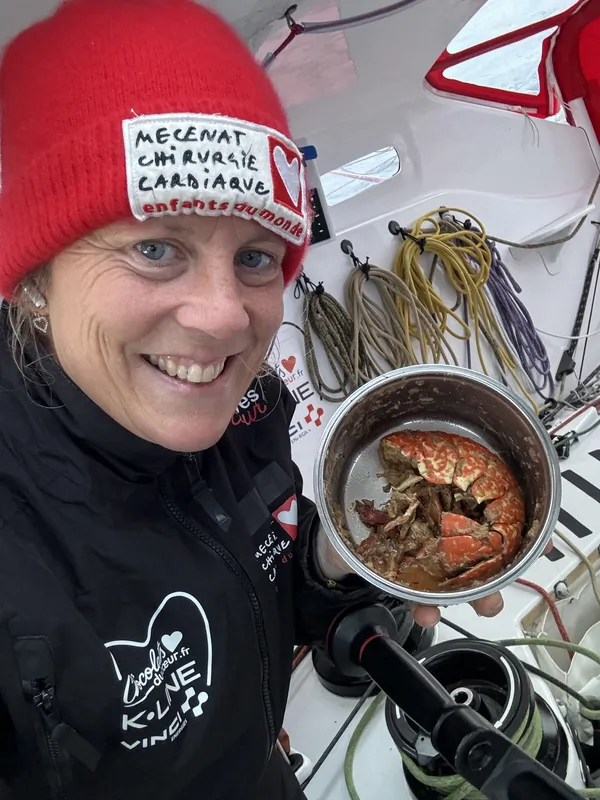 COURSE, 23 DÉCEMBRE 2024 : Photo envoyée depuis le bateau Initiatives-Coeur lors de la course à la voile du Vendée Globe le 23 décembre 2024. (Photo prise par le skipper Sam Davies) nourriture à base de homard