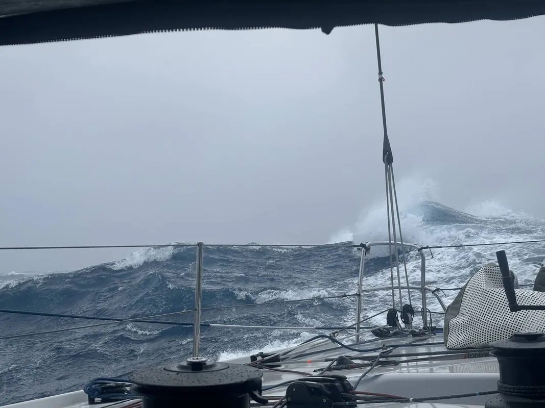 LE 26 DÉCEMBRE 2024 : Photo envoyée depuis le bateau HUMAN Immobilier lors de la course à la voile du Vendée Globe le 26 décembre 2024. (Photo du skipper Antoine Cornic) Vagues