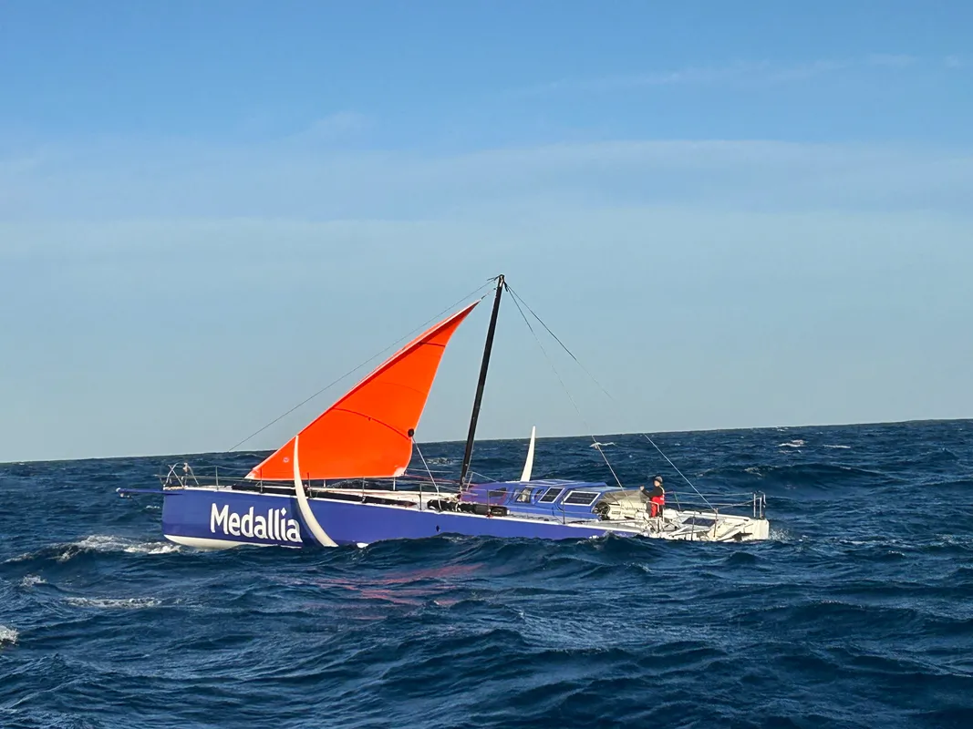 AUSTRALIE, 27 DÉCEMBRE 2024 : Photo envoyée par l'équipe du bateau Medallia sous gréement de fortune lors de la course à la voile du Vendée Globe le 27 décembre 2024. (Photo envoyée par l'équipe Medallia)
