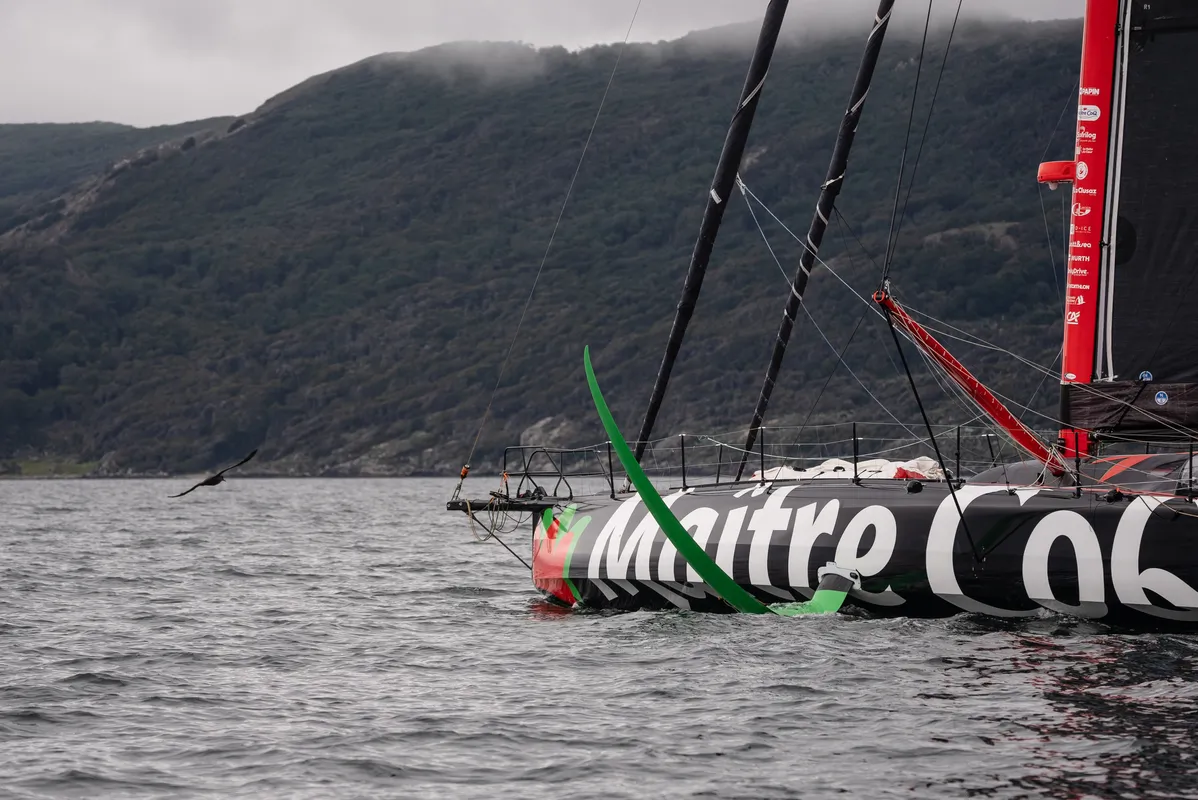 USHUAIA , 30 DÉCEMBRE 2024 : Photo du bateau Maître CoQ V skipper Yannick Bestaven (FRA) arrivant à Ushuaia, Argentine, après avoir abandonné la course à la voile du Vendée Globe pour un problème technique le 30 décembre 2024. (Photo par Vendee Globe)