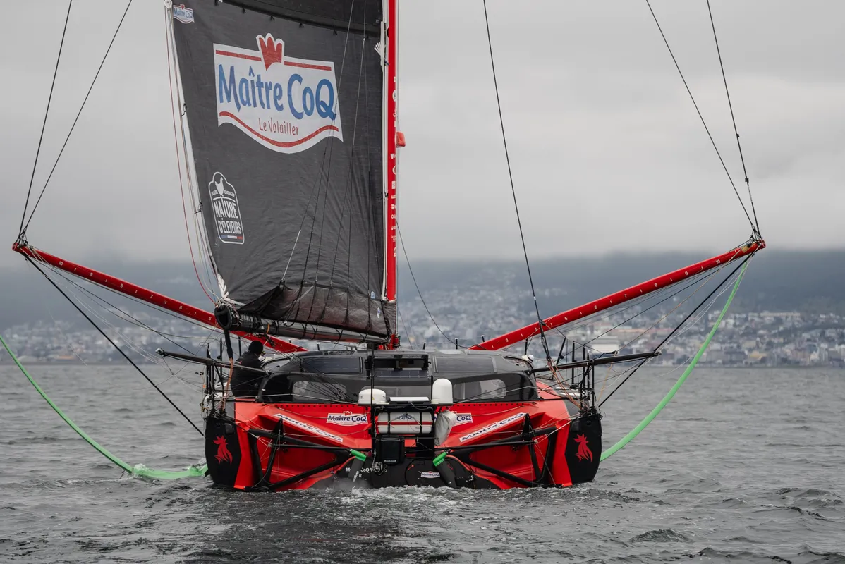 USHUAIA , 30 DÉCEMBRE 2024 : Photo du bateau Maître CoQ V skipper Yannick Bestaven (FRA) arrivant à Ushuaia, Argentine, après avoir abandonné la course à la voile du Vendée Globe pour un problème technique le 30 décembre 2024. (Photo par Vendee Globe)