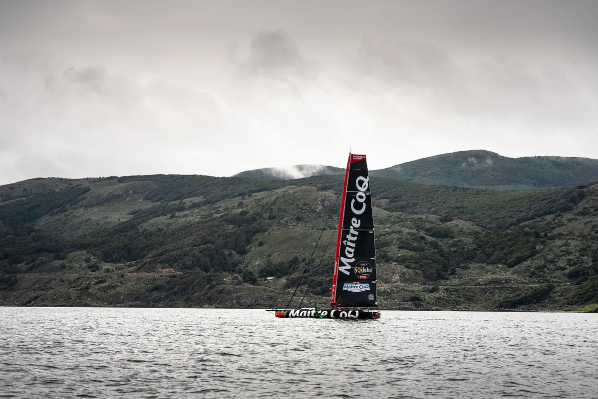 USHUAIA , 30 DÉCEMBRE 2024 : Photo du bateau Maître CoQ V skipper Yannick Bestaven (FRA) arrivant à Ushuaia, Argentine, après avoir abandonné la course à la voile du Vendée Globe pour un problème technique le 30 décembre 2024. (Photo par Vendee Globe)