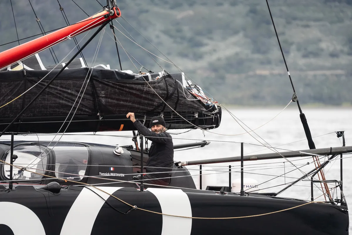 USHUAIA , 30 DÉCEMBRE 2024 : Photo du bateau Maître CoQ V skipper Yannick Bestaven (FRA) arrivant à Ushuaia, Argentine, après avoir abandonné la course à la voile du Vendée Globe pour un problème technique le 30 décembre 2024. (Photo par Vendee Globe)