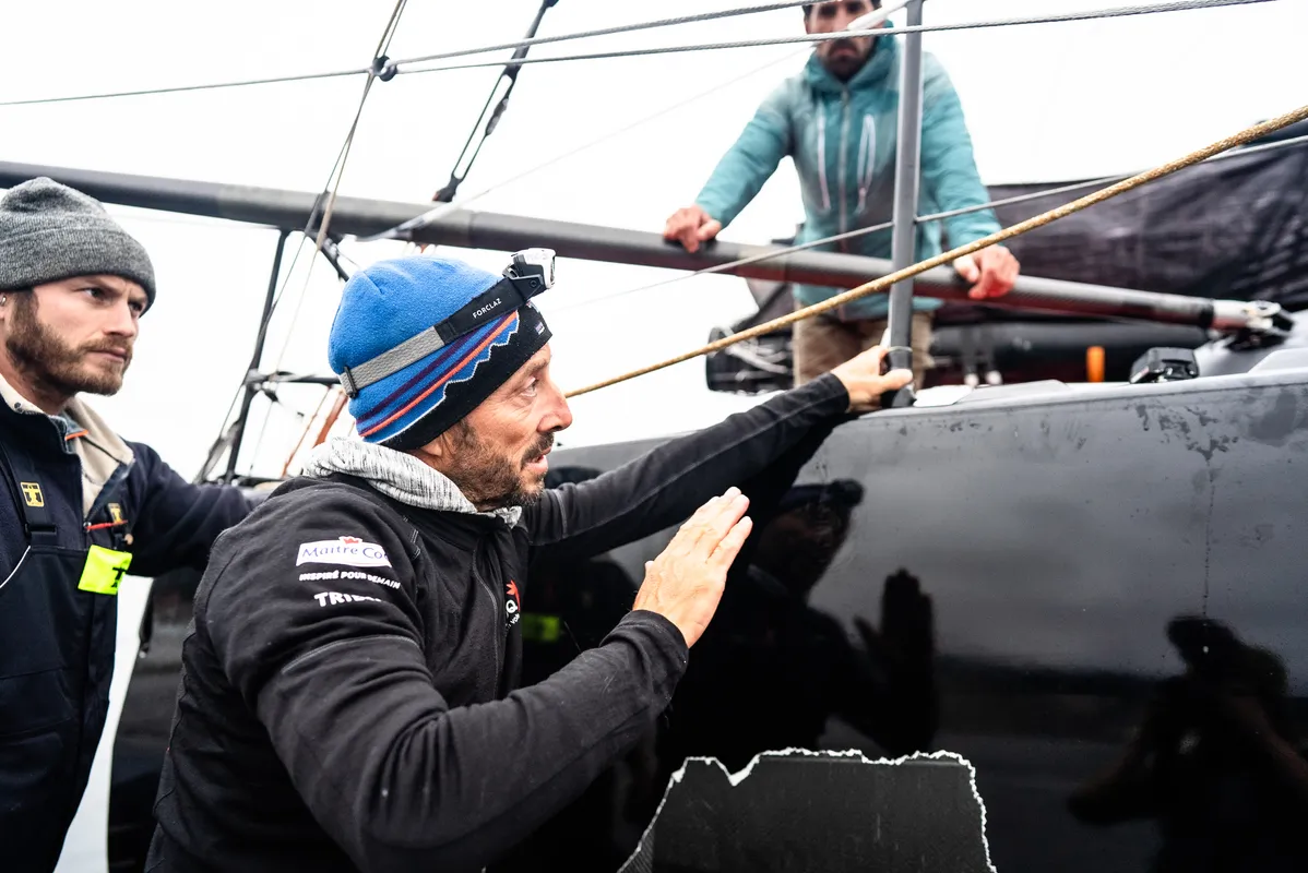 USHUAIA , 30 DÉCEMBRE 2024 : Photo du bateau Maître CoQ V skipper Yannick Bestaven (FRA) arrivant à Ushuaia, Argentine, après avoir abandonné la course à la voile du Vendée Globe pour un problème technique le 30 décembre 2024. (Photo par Vendee Globe)