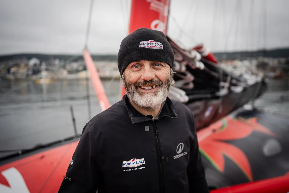 USHUAIA , 30 DÉCEMBRE 2024 : Photo du bateau Maître CoQ V skipper Yannick Bestaven (FRA) arrivant à Ushuaia, Argentine, après avoir abandonné la course à la voile du Vendée Globe pour un problème technique le 30 décembre 2024. (Photo par Vendee Globe)