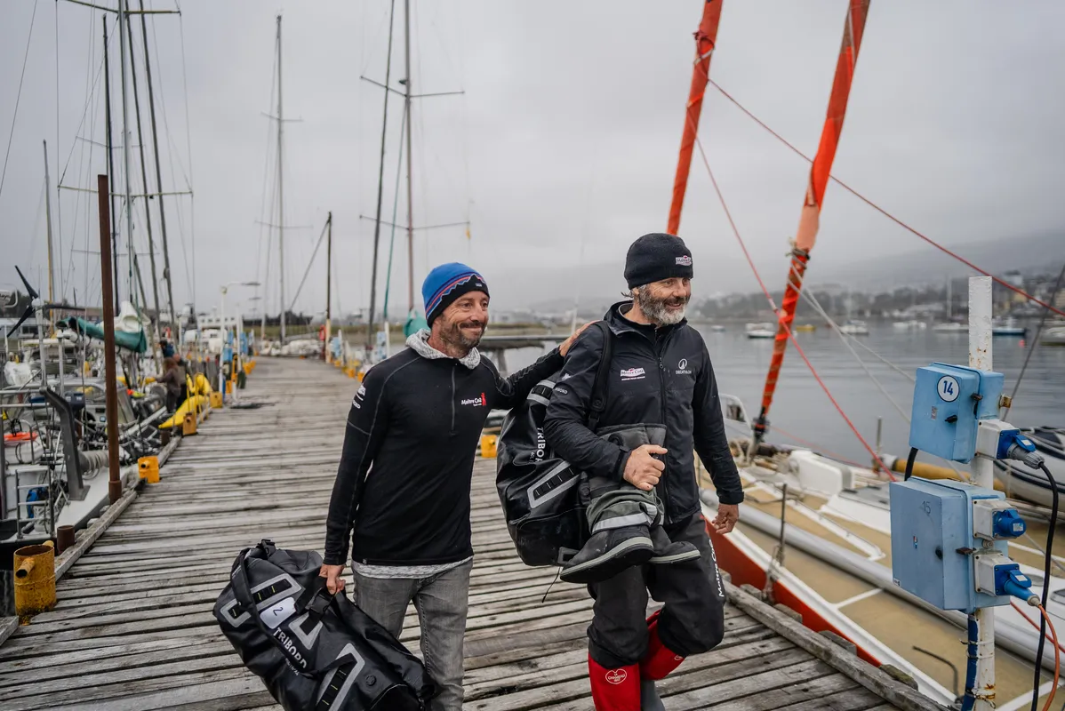 USHUAIA , 30 DÉCEMBRE 2024 : Photo du bateau Maître CoQ V skipper Yannick Bestaven (FRA) arrivant à Ushuaia, Argentine, après avoir abandonné la course à la voile du Vendée Globe pour un problème technique le 30 décembre 2024. (Photo par Vendee Globe)