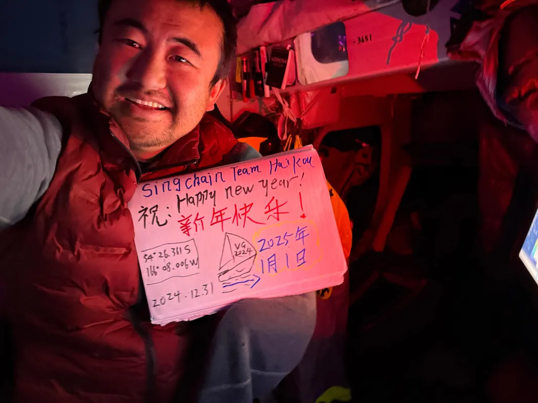 LE 31 DÉCEMBRE 2024 : Photo envoyée depuis le bateau Singchain Team Haikou lors de la course à la voile du Vendée Globe le 31 décembre 2024. (Photo du skipper Jingkun Xu) Bonne année !