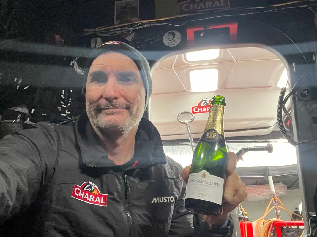 LE 31 DÉCEMBRE 2024 : Photo envoyée depuis le bateau Charal lors de la course à la voile du Vendée Globe le 31 décembre 2024. (Photo du skipper Jérémie Beyou) Champagne Bonne Année