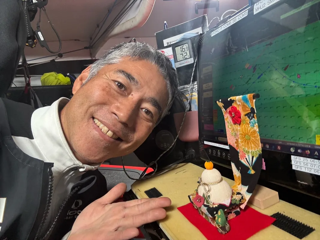 LE 31 DÉCEMBRE 2024 : Photo envoyée depuis le bateau DMG MORI Global One lors de la course à la voile du Vendée Globe le 31 décembre 2024. (Photo du skipper Kojiro Shiraishi) Bonne année !