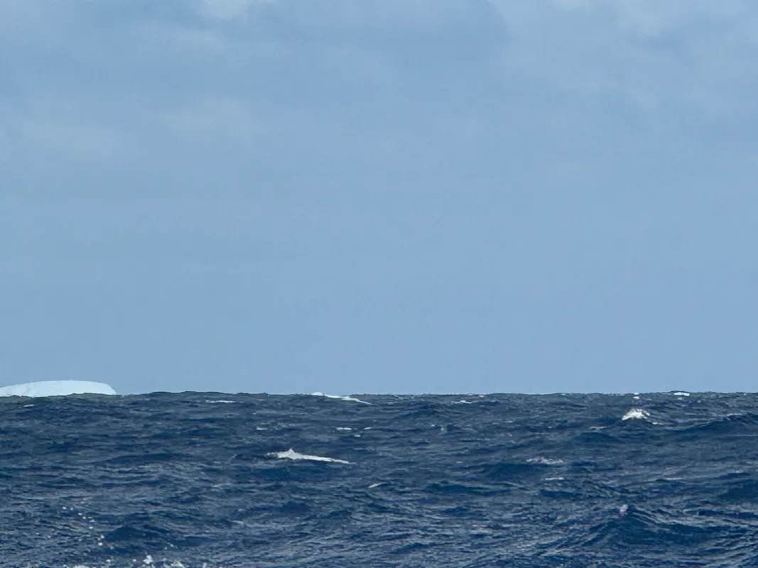 COURSE, 01 JANVIER 2024 : Photo envoyée depuis le bateau STAND AS ONE - Altavia lors de la course à la voile du Vendée Globe le 01 janvier 2024. (Photo du skipper Eric Bellion) iceberg
