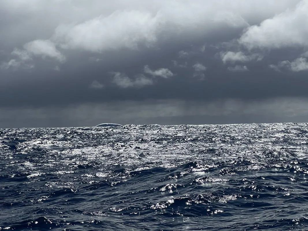 COURSE, 01 JANVIER 2024 : Photo envoyée depuis le bateau FOUSSIER lors de la course à la voile du Vendée Globe le 01 janvier 2024. (Photo du skipper Sébastien Marsset) iceberg