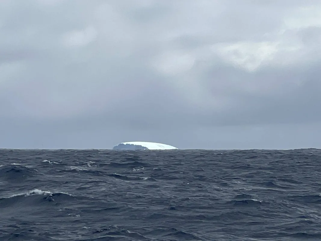 COURSE, 01 JANVIER 2024 : Photo envoyée depuis le bateau FOUSSIER lors de la course à la voile du Vendée Globe le 01 janvier 2024. (Photo du skipper Sébastien Marsset) iceberg