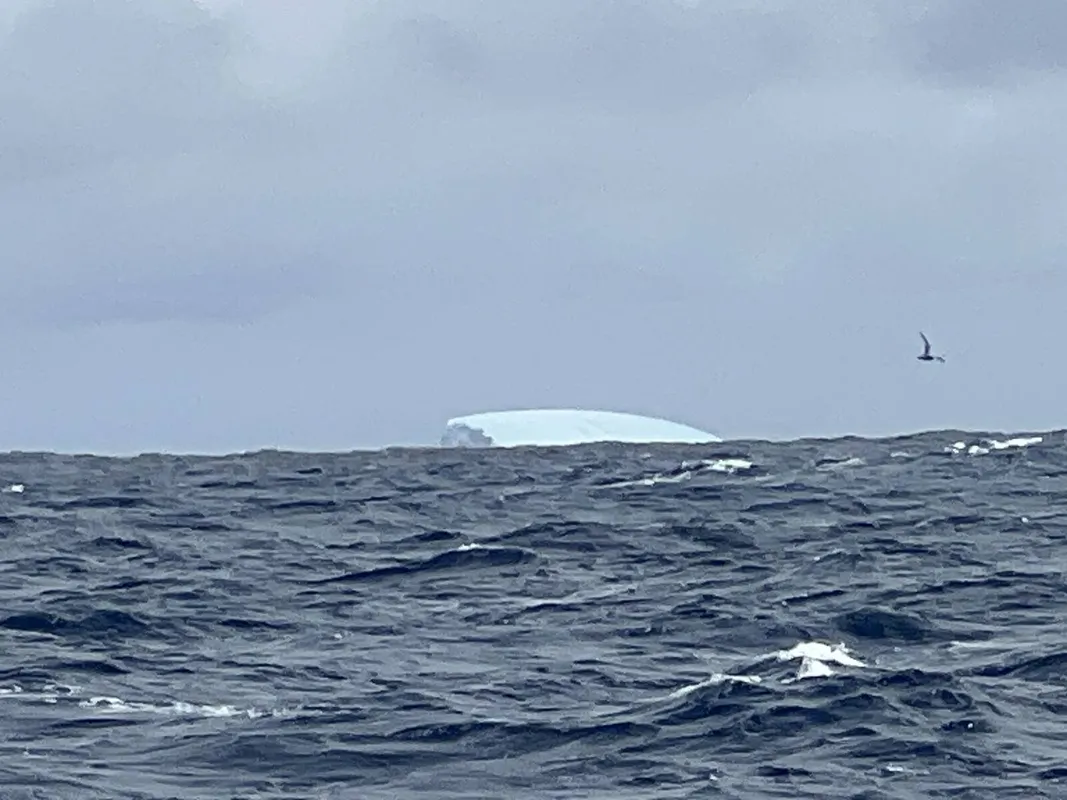 COURSE, 01 JANVIER 2024 : Photo envoyée depuis le bateau FOUSSIER lors de la course à la voile du Vendée Globe le 01 janvier 2024. (Photo du skipper Sébastien Marsset) iceberg