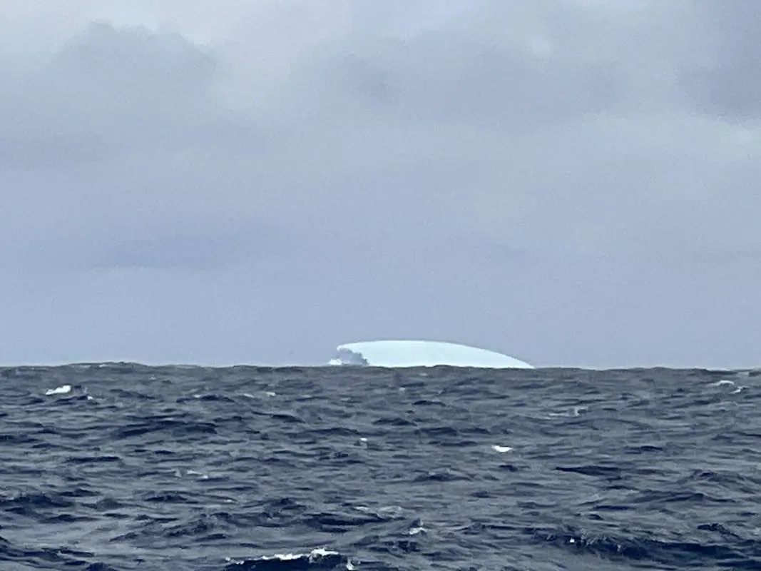COURSE, 01 JANVIER 2024 : Photo envoyée depuis le bateau FOUSSIER lors de la course à la voile du Vendée Globe le 01 janvier 2024. (Photo du skipper Sébastien Marsset) iceberg