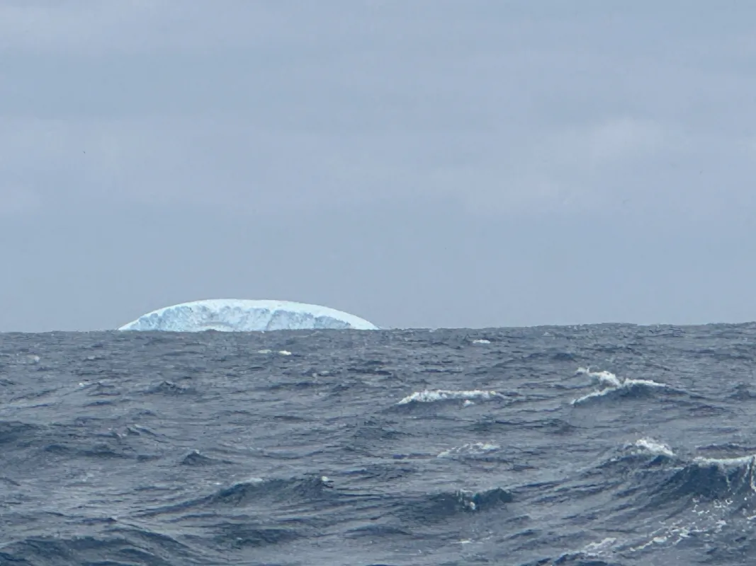COURSE, 02 DÉCEMBRE 2024 : Photo envoyée depuis le bateau MS Amlin lors de la course à la voile du Vendée Globe le 02 décembre 2024. (Photo du skipper Conrad Colman) iceberg