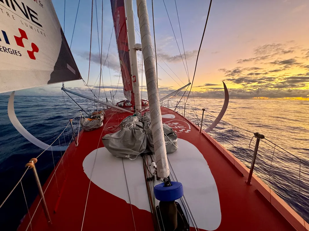COURSE, 08 JANVIER 2025 : Photo envoyée depuis le bateau Initiatives-Coeur lors de la course à la voile du Vendée Globe le 08 janvier 2025. (Photo du skipper Sam Davies) coucher de soleil