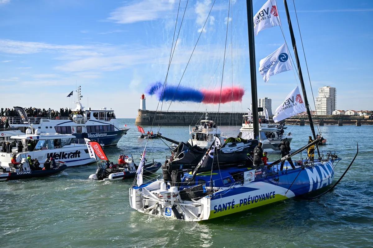 LES SABLES D'OLONNE, FRANCE - 14 JANVIER 2025 : Charlie Dalin (FRA), skipper de MACIF Santé Prévoyance, est photographié dans le chenal après avoir remporté le Vendée Globe 2024, le 14 janvier 2025 aux Sables d'Olonne, France. (Photo Jean-Louis Carli / Alea)