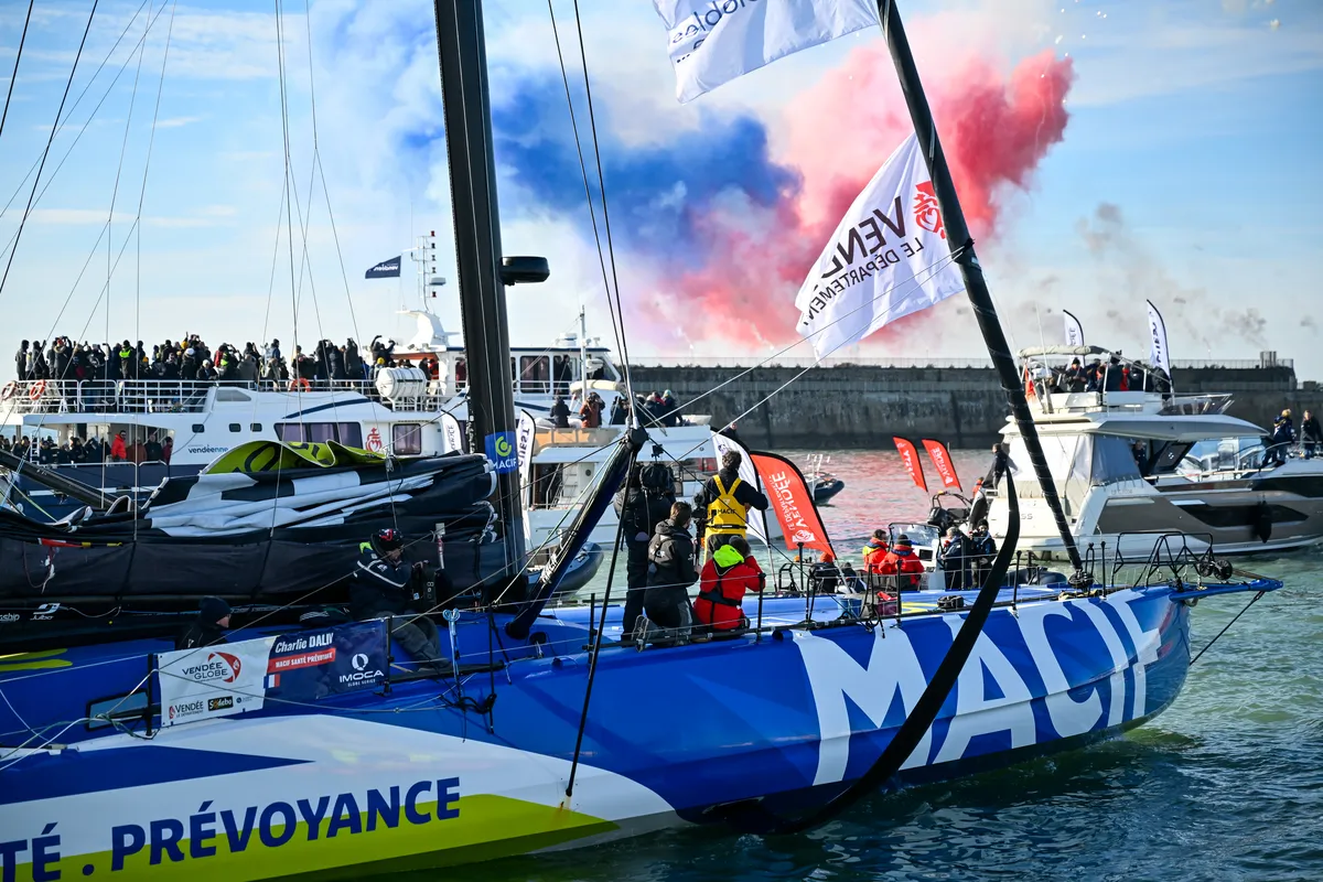LES SABLES D'OLONNE, FRANCE - 14 JANVIER 2025 : Charlie Dalin (FRA), skipper de MACIF Santé Prévoyance, est photographié dans le chenal après avoir remporté le Vendée Globe 2024, le 14 janvier 2025 aux Sables d'Olonne, France. (Photo Jean-Louis Carli / Alea)