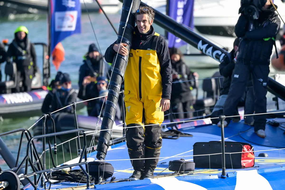LES SABLES D'OLONNE, FRANCE - 14 JANVIER 2025 : Le skipper de MACIF Santé Prévoyance Charlie Dalin (FRA) est photographié dans le chenal après avoir remporté le Vendée Globe 2024, le 14 janvier 2025 aux Sables d'Olonne, France. (Photo par Olivier Blanchet / Alea)