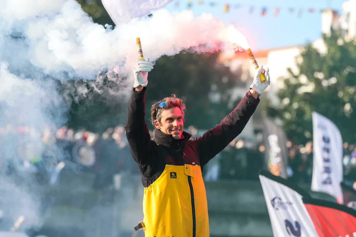 LES SABLES D'OLONNE, FRANCE - 14 JANVIER 2025 : Le skipper de MACIF Santé Prévoyance Charlie Dalin (FRA) est photographié dans le chenal après avoir remporté le Vendée Globe 2024, le 14 janvier 2025 aux Sables d'Olonne, France. (Photo par Jean-Marie Liot / Alea)