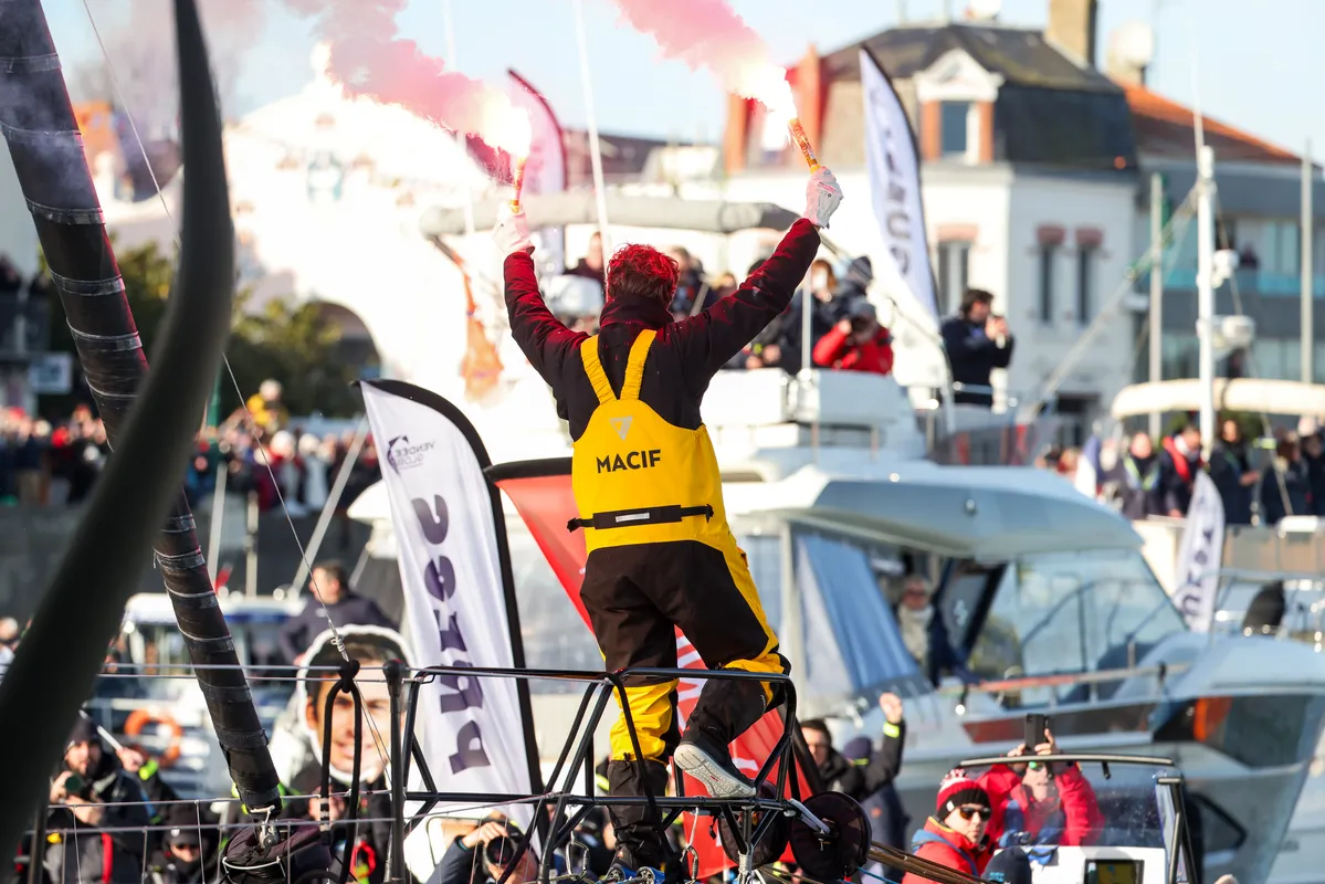 LES SABLES D'OLONNE, FRANCE - 14 JANVIER 2025 : Le skipper de MACIF Santé Prévoyance Charlie Dalin (FRA) est photographié dans le chenal après avoir remporté le Vendée Globe 2024, le 14 janvier 2025 aux Sables d'Olonne, France. (Photo par Jean-Marie Liot / Alea)