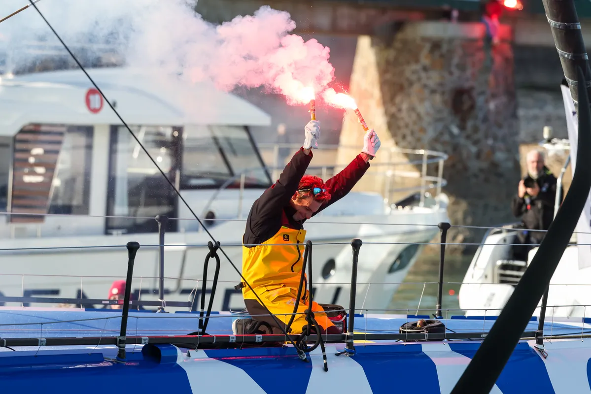 LES SABLES D'OLONNE, FRANCE - 14 JANVIER 2025 : Le skipper de MACIF Santé Prévoyance Charlie Dalin (FRA) est photographié dans le chenal après avoir remporté le Vendée Globe 2024, le 14 janvier 2025 aux Sables d'Olonne, France. (Photo par Jean-Marie Liot / Alea)