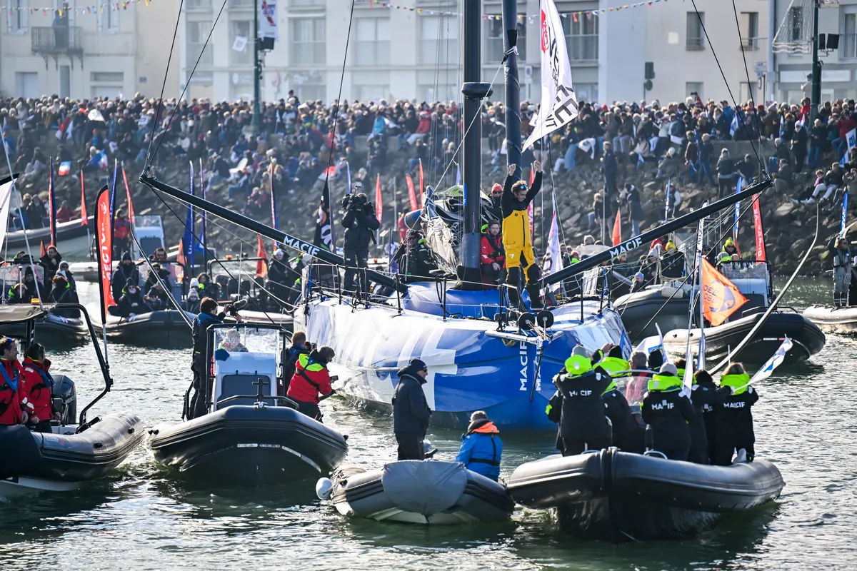 LES SABLES D'OLONNE, FRANCE - 14 JANVIER 2025 : Charlie Dalin (FRA), skipper de MACIF Santé Prévoyance, est photographié dans le chenal après avoir remporté le Vendée Globe 2024, le 14 janvier 2025 aux Sables d'Olonne, France. (Photo Jean-Louis Carli / Alea)